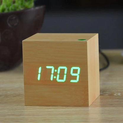Horloge numérique cube en design bois moderne