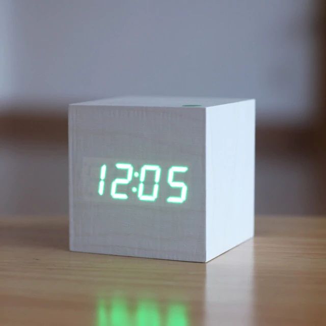Horloge numérique cube en design bois moderne
