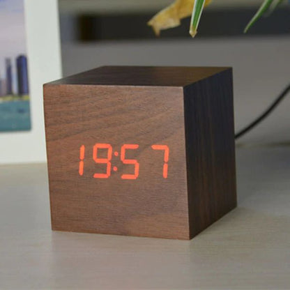 Horloge numérique cube en design bois moderne