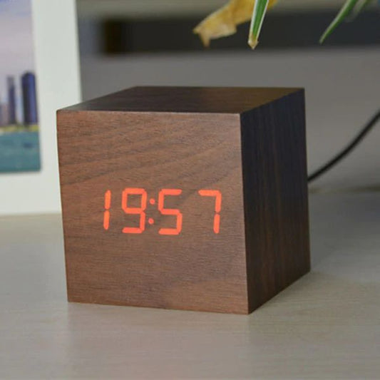 Horloge numérique cube en design bois moderne