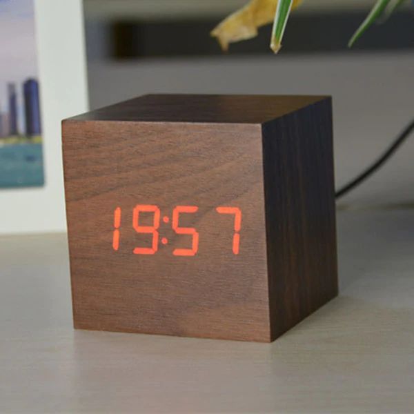 Reloj Digital en Cubo con Diseño Moderno de Madera