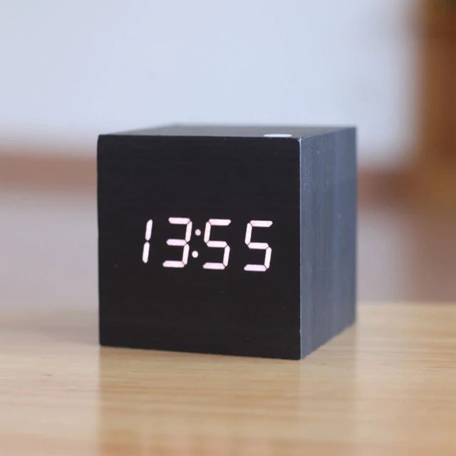 Reloj Digital en Cubo con Diseño Moderno de Madera