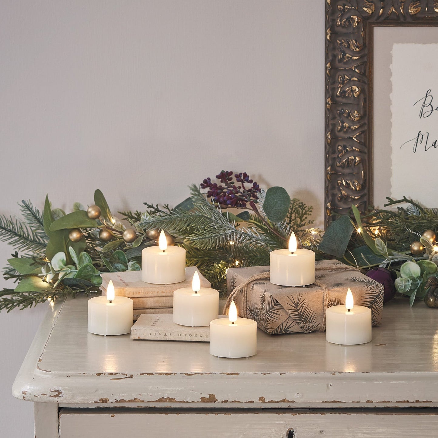 AU19001_TruGlow-Tea-Lights-On-Festive-Mantelpiece.jpg
