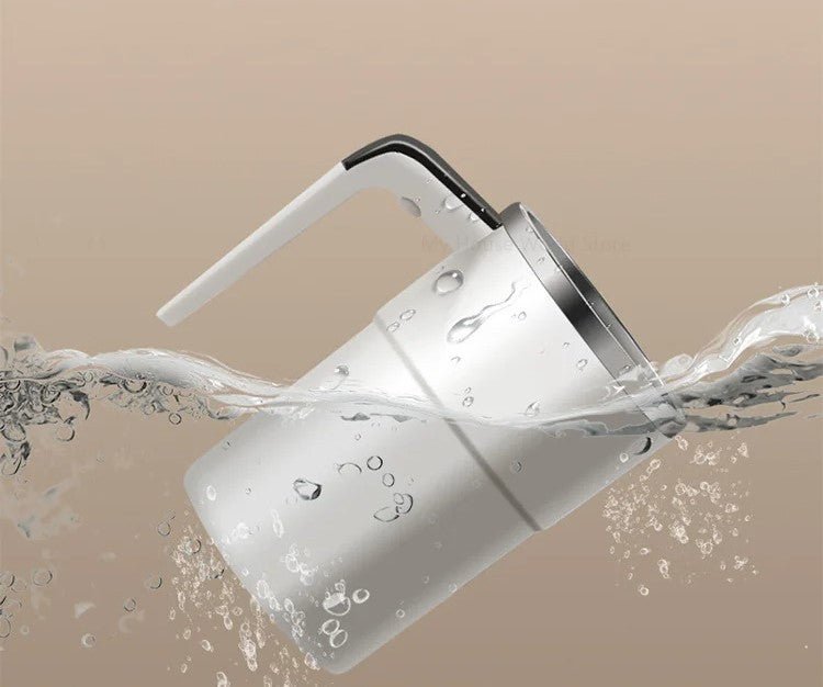 Kubek do kawy z automatycznym mieszaniem i wyświetlaczem temperatury