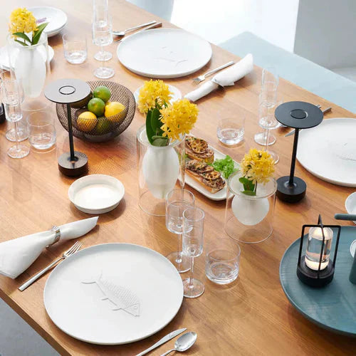 Lámpara de mesa de metal dorado con luz LED inalámbrica