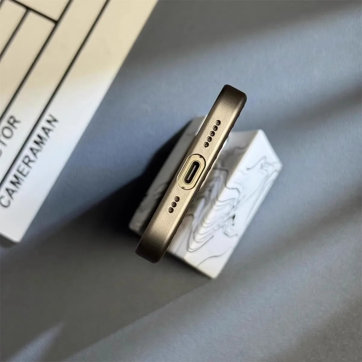 Etui na telefon smukłe, odporne na wstrząsy, żebrowane, matowe